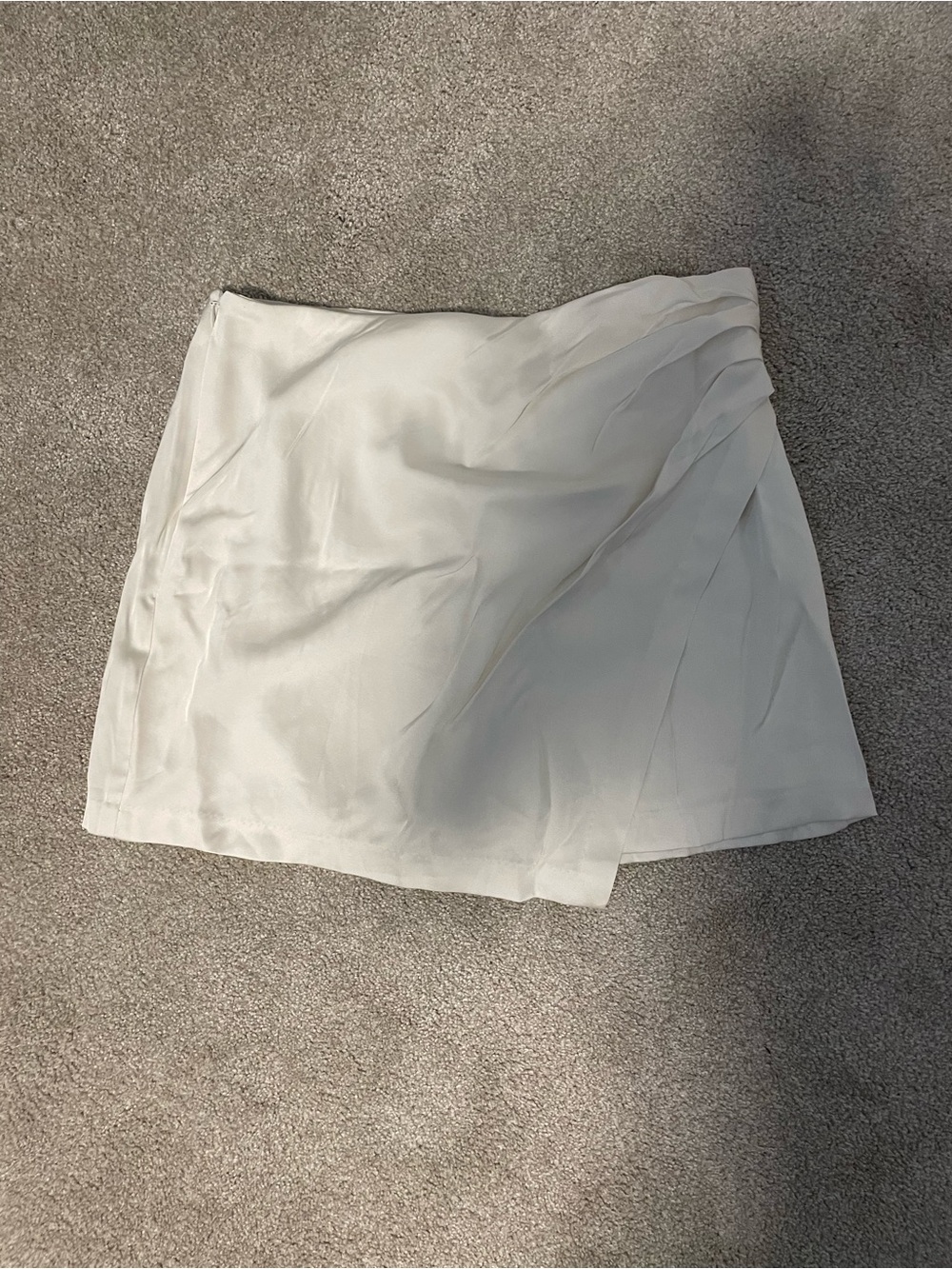 Abercrombie women’s White satin Draped Mini Skirt size M